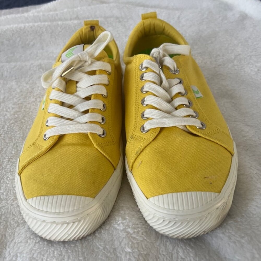 Cariuma Sneakers